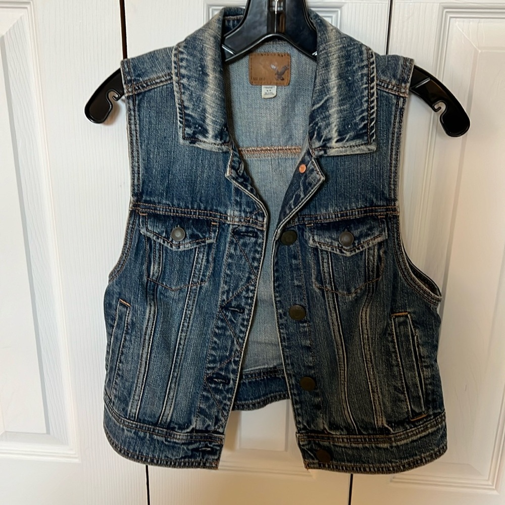 Cropped sleeveless denim jacket/vest